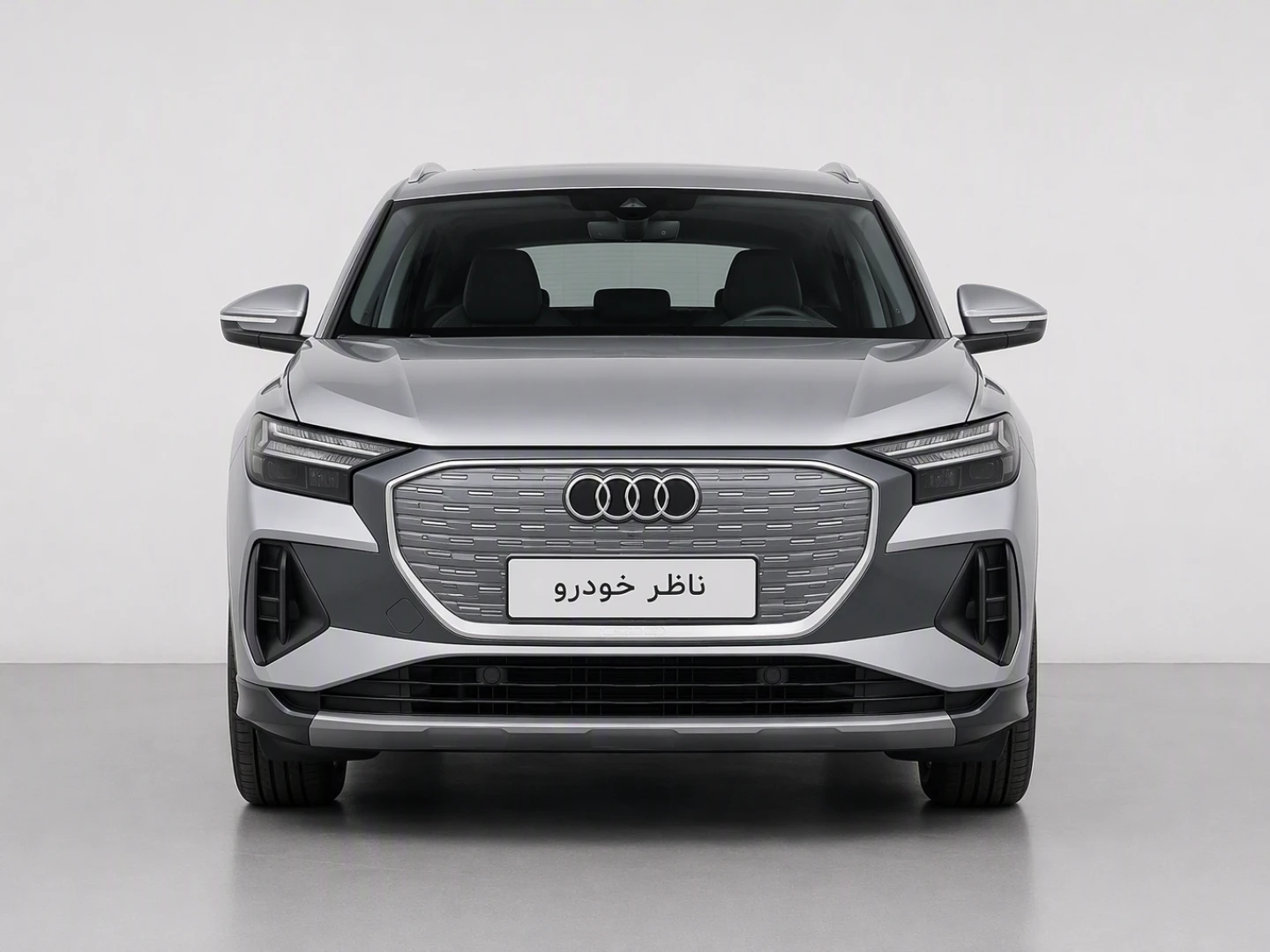 نمای مستقیم جلو آئودی Q4 e-tron 40 سال 2024 - 2025