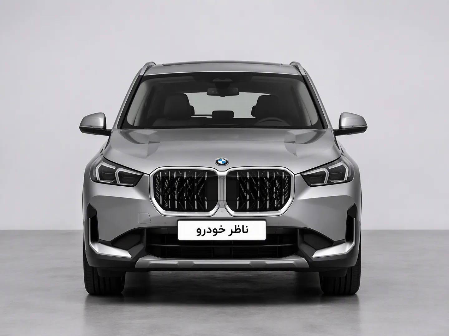 نمای مستقیم جلو بی ام و iX1 xDrive 30L سال 2024 - 2025